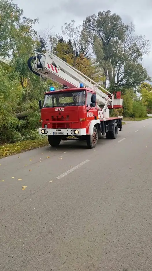 Wiszący konar nad drogą w Oziemkówce — interwencja OSP KSRG Stary Miastków