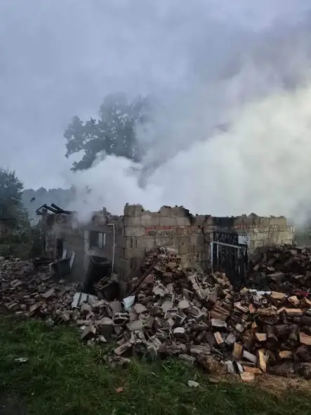 Pożar szopy w Kołczygłowach – akcja strażaków z pięciu jednostek