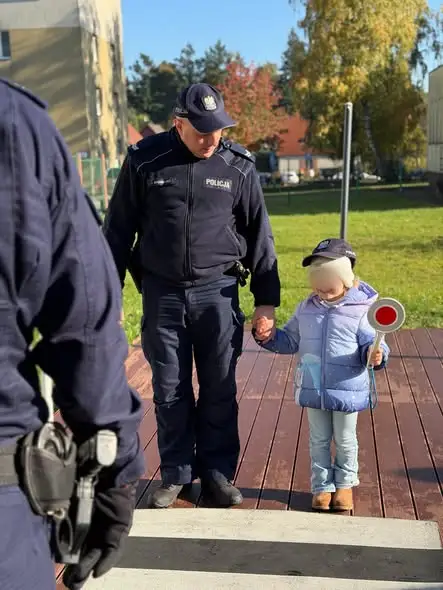 Policjanci z Bytowa uczą przedszkolaków bezpieczeństwa na drodze