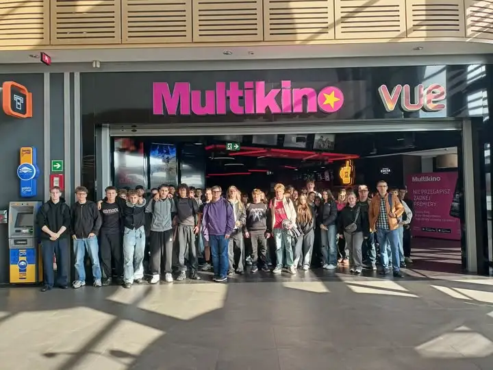 Uczniowie z Miastka w kinie na „Lalce” – kultura i integracja