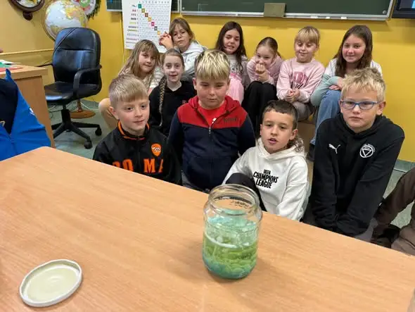 Chemiczny „bzik” w klasie 3b – lampa lawa na lekcji