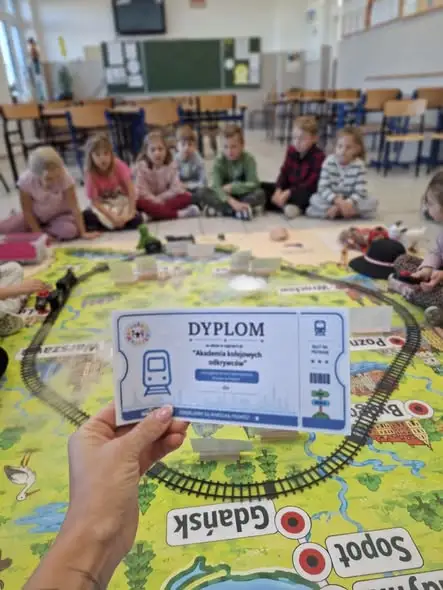 Mali odkrywcy na torach – edukacyjna podróż przez Polskę
