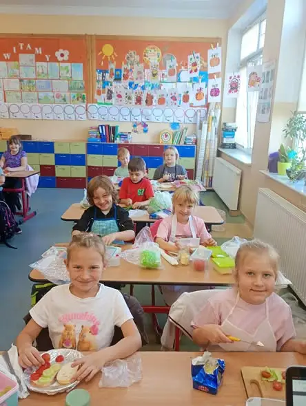 Klasa 1a uczy się zdrowych nawyków – własnoręcznie zrobione kanapki i piramida zdrowia