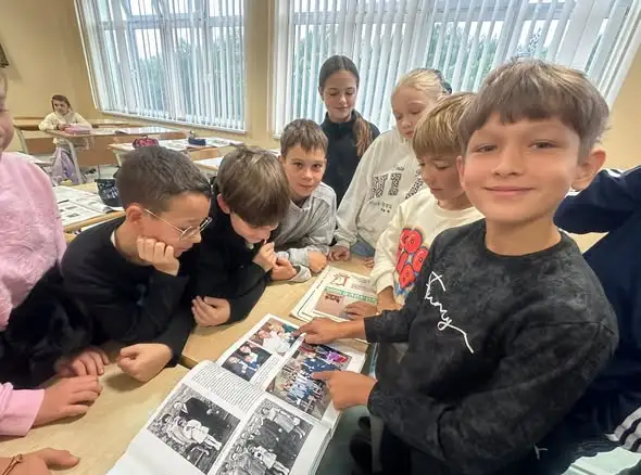 Lekcja historii w SP3 Miastko: czwartoklasiści odkrywają rodzinne skarby