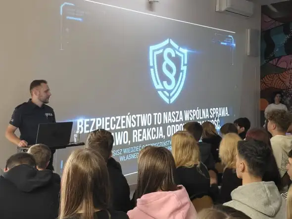 Bytów: policjant uczył uczniów odpowiedzialności karnej i bezpieczeństwa