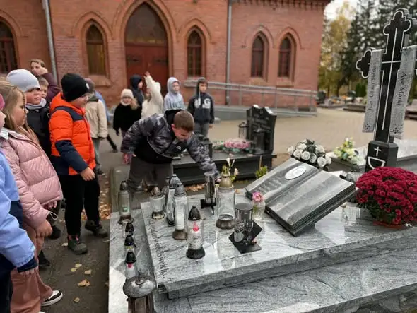 Uczniowie z Miastka odwiedzili cmentarz w ramach akcji PCK „Pamiętamy o zapomnianych grobach”